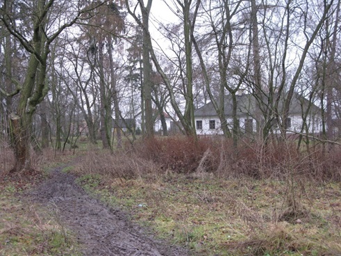 Widok na dwór od strony parku. Fot. S. Kordaczuk. 2008 r.