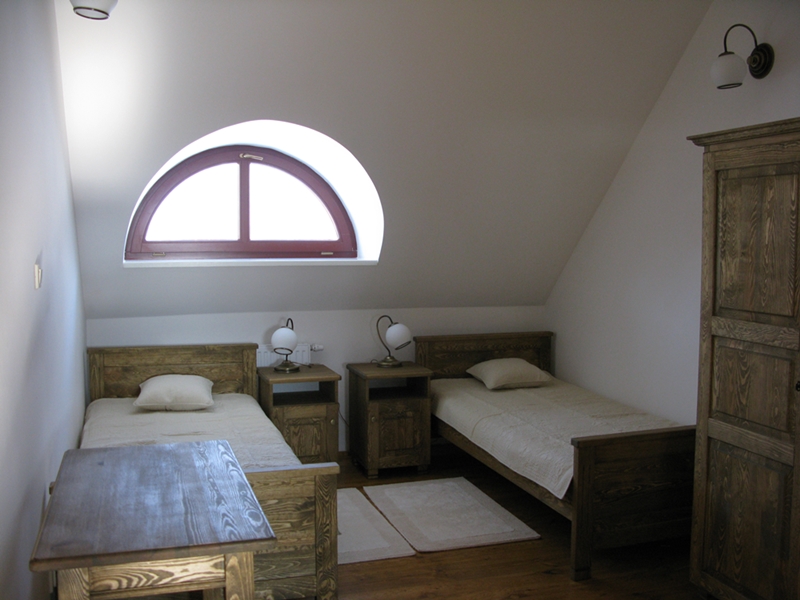 zdjęcie pokoju z dwoma łóżkami